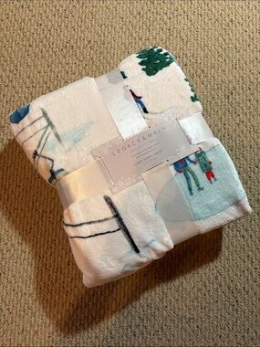 NWT Plush Throw Blanket β·οΈ